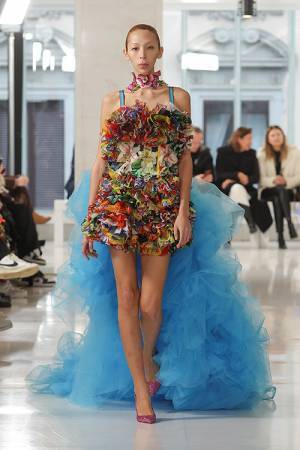 【ルック】TOMO KOIZUMI 2023-24 秋冬 コレクションがドルチェ&ガッバーナのサポートによりミラノファッションウィークで発表