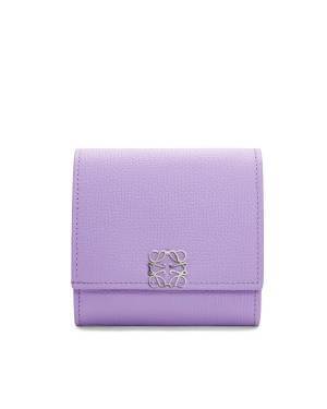 色めく春とロエベ。今年の春の新作ウォレットが登場