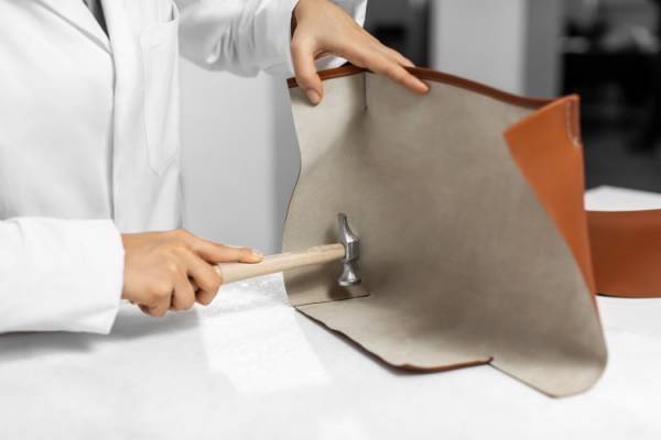 ロロ・ピアーナから新作バッグ「ベイル」が登場。メゾンの伝統とノウハウが凝縮