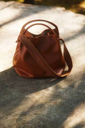 ロロ・ピアーナから新作バッグ「ベイル」が登場。メゾンの伝統とノウハウが凝縮