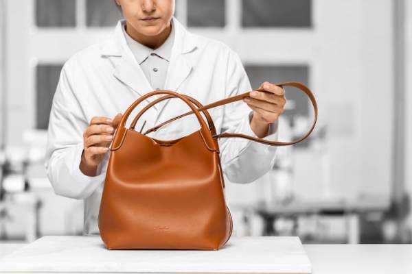 ロロ・ピアーナから新作バッグ「ベイル」が登場。メゾンの伝統とノウハウが凝縮