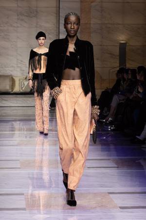 【ルック】ジョルジオ アルマーニがミラノで2023秋冬ウィメンズコレクションを発表