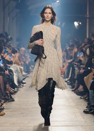 【ルック】イザベル マランが2023年秋冬コレクション ショーを開催