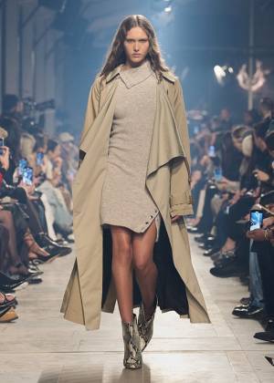 【ルック】イザベル マランが2023年秋冬コレクション ショーを開催