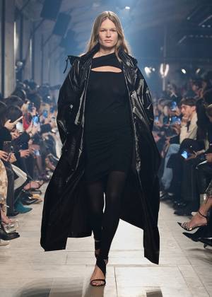 【ルック】イザベル マランが2023年秋冬コレクション ショーを開催