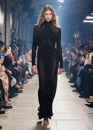 【ルック】イザベル マランが2023年秋冬コレクション ショーを開催