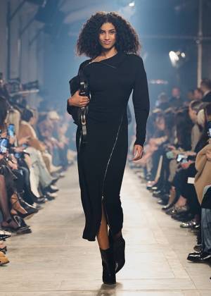 【ルック】イザベル マランが2023年秋冬コレクション ショーを開催