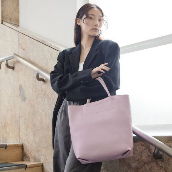 トレンドカラー×デザインで、春に使いたいレザーバッグ6選【バッグニスタ通信】