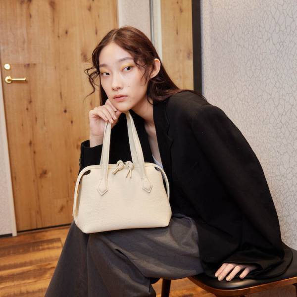 トレンドカラー×デザインで、春に使いたいレザーバッグ6選【バッグニスタ通信】