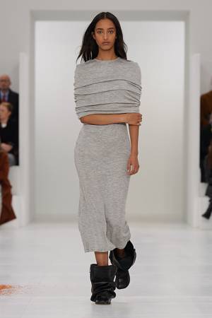 【ルック】ロエベがパリで2023年秋冬ウィメンズコレクションを発表