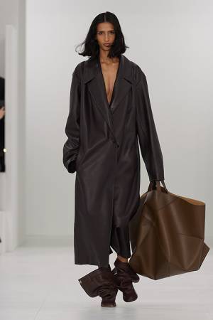 【ルック】ロエベがパリで2023年秋冬ウィメンズコレクションを発表