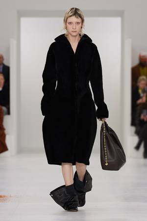 【ルック】ロエベがパリで2023年秋冬ウィメンズコレクションを発表