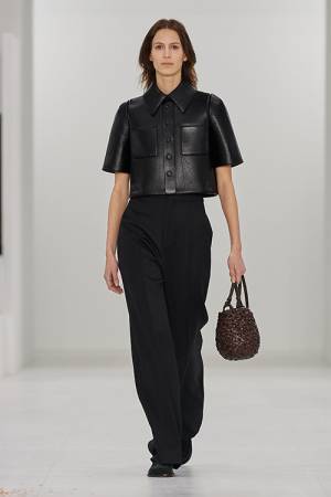 【ルック】ロエベがパリで2023年秋冬ウィメンズコレクションを発表