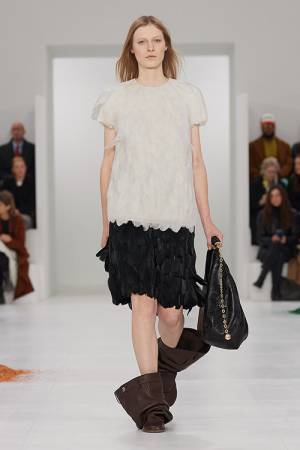 【ルック】ロエベがパリで2023年秋冬ウィメンズコレクションを発表