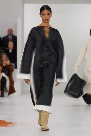 【ルック】ロエベがパリで2023年秋冬ウィメンズコレクションを発表