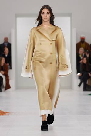 【ルック】ロエベがパリで2023年秋冬ウィメンズコレクションを発表