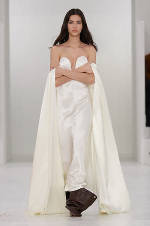 【ルック】ロエベがパリで2023年秋冬ウィメンズコレクションを発表