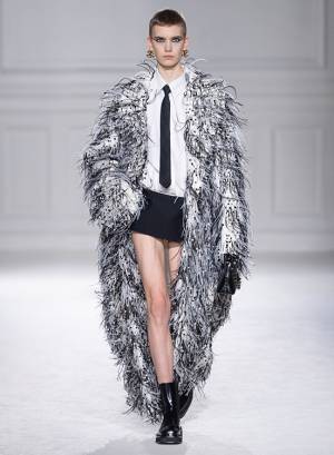 【ルック】ヴァレンティノがパリで2023-24年秋冬コレクションを発表