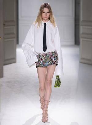 【ルック】ヴァレンティノがパリで2023-24年秋冬コレクションを発表