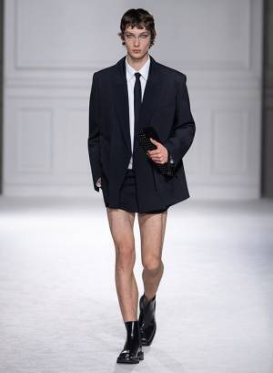 【ルック】ヴァレンティノがパリで2023-24年秋冬コレクションを発表