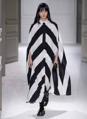 【ルック】ヴァレンティノがパリで2023-24年秋冬コレクションを発表