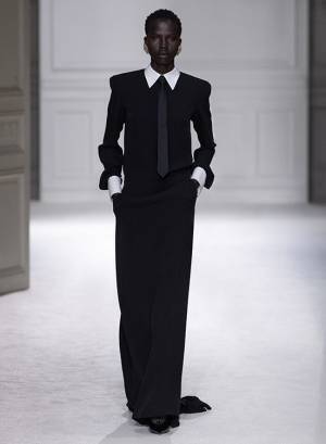 【ルック】ヴァレンティノがパリで2023-24年秋冬コレクションを発表