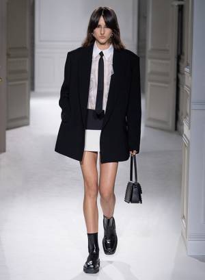 【ルック】ヴァレンティノがパリで2023-24年秋冬コレクションを発表
