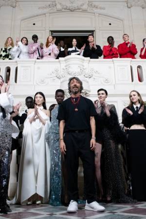 【ルック】ヴァレンティノがパリで2023-24年秋冬コレクションを発表