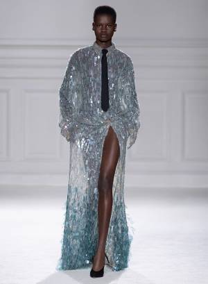 【ルック】ヴァレンティノがパリで2023-24年秋冬コレクションを発表