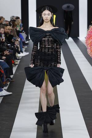 【ルック】ニナリッチが2023年秋冬コレクションを発表。新クリエイティブディレクターのハリス リードによるデビューコレクション