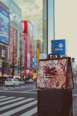 エトロのアーカイブファブリックで仕立てられた「アップサイクル・ラブトロッター」販売開始