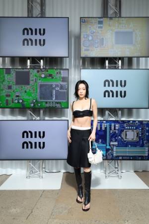 【ルック】ミュウミュウがパリのイエナ宮で2023年秋冬コレクションを発表