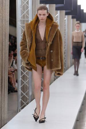 【ルック】ミュウミュウがパリのイエナ宮で2023年秋冬コレクションを発表