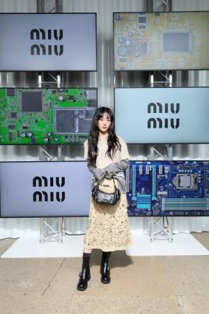 【ルック】ミュウミュウがパリのイエナ宮で2023年秋冬コレクションを発表