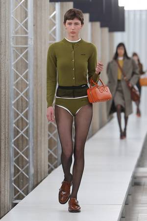 【ルック】ミュウミュウがパリのイエナ宮で2023年秋冬コレクションを発表