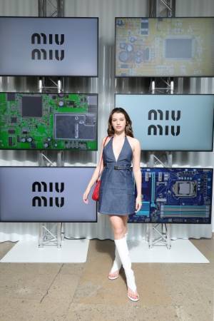 【ルック】ミュウミュウがパリのイエナ宮で2023年秋冬コレクションを発表