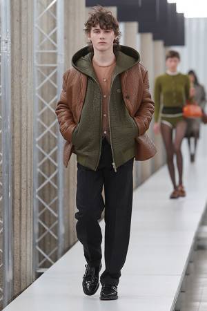 【ルック】ミュウミュウがパリのイエナ宮で2023年秋冬コレクションを発表