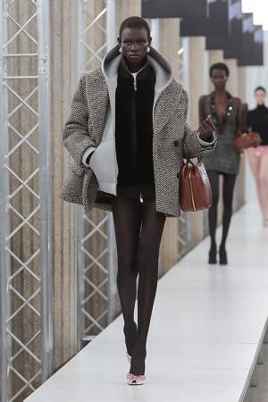 【ルック】ミュウミュウがパリのイエナ宮で2023年秋冬コレクションを発表