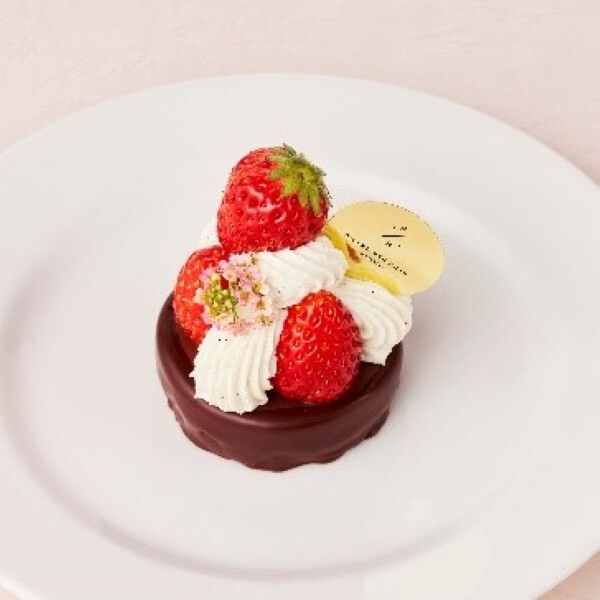 ピエール マルコリーニのオリジナル クーベルチュールと旬のストロベリーや香り高いローズとのマリアージュを楽しむ春の限定メニュー