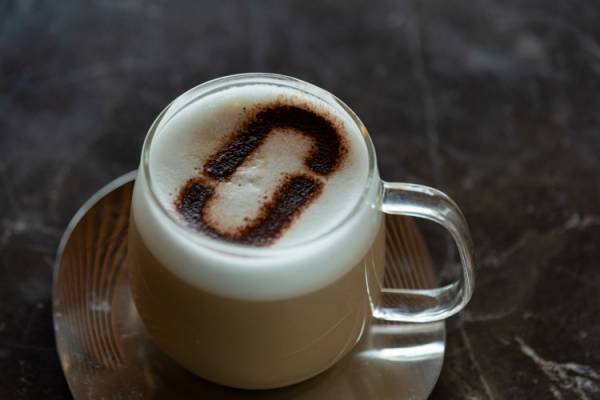 MARC JACOBS CAFEが東京・青山にオープン! 「J MARC」ロゴが至る所に配されたスペシャルな空間に