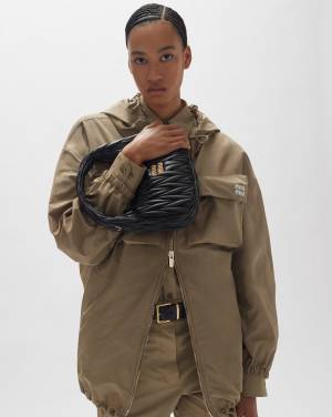 ミュウミュウのマテラッセレザーコレクションからニュートラルなカラーパレットの新作バッグが登場