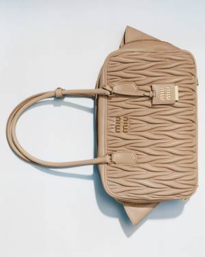 ミュウミュウのマテラッセレザーコレクションからニュートラルなカラーパレットの新作バッグが登場