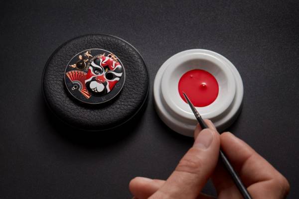 四川オペラの「変面」から着想。匠の技による精緻を極めたルイ・ヴィトンのウォッチメイキング