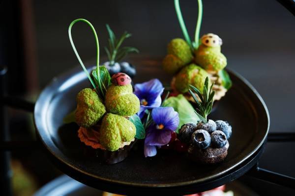 鮮やかな緑が美しい大手町の森。アマン東京で新緑の時季を五感で味わうアフタヌーンティー