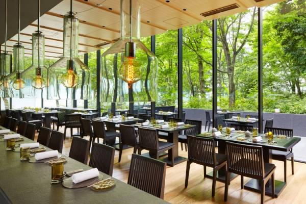 鮮やかな緑が美しい大手町の森。アマン東京で新緑の時季を五感で味わうアフタヌーンティー