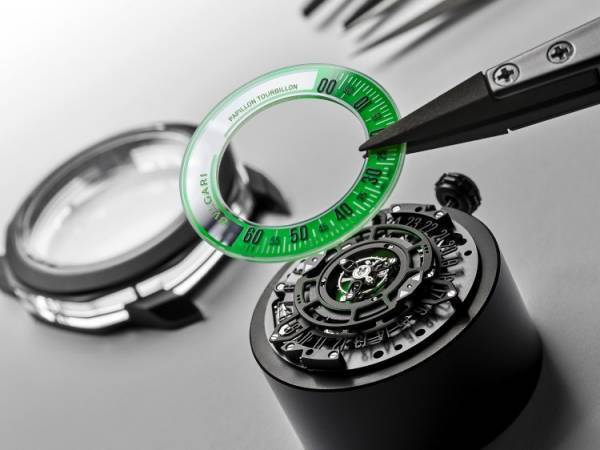 ブルガリがトゥールビヨンの魅惑的なムーブメントを搭載した「オクト ローマ」の新作を発表