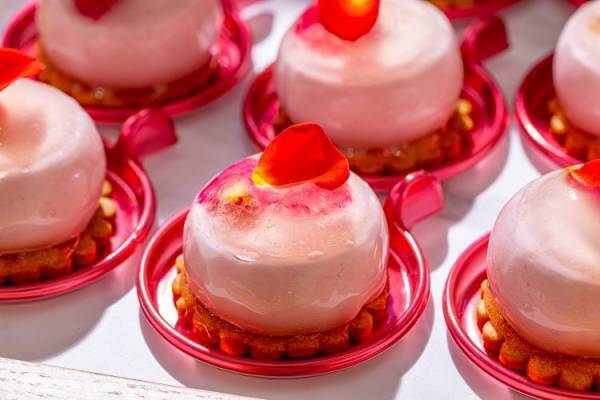 梅雨の季節から夏にかけての季節をカラフルに表現。コンラッド東京の「サマー・イン・カラー スイーツビュッフェ」