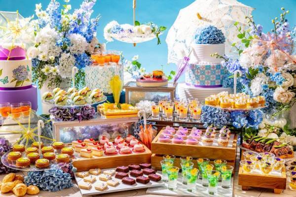 梅雨の季節から夏にかけての季節をカラフルに表現。コンラッド東京の「サマー・イン・カラー スイーツビュッフェ」