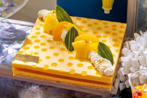 梅雨の季節から夏にかけての季節をカラフルに表現。コンラッド東京の「サマー・イン・カラー スイーツビュッフェ」