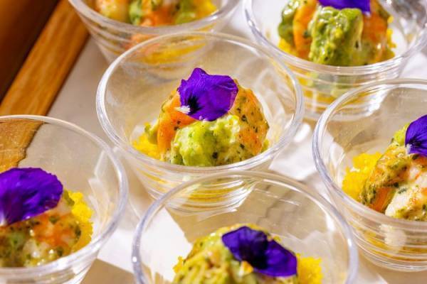 梅雨の季節から夏にかけての季節をカラフルに表現。コンラッド東京の「サマー・イン・カラー スイーツビュッフェ」